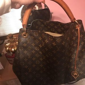 Louis Vuitton MM artsy bag 100% authentic!!